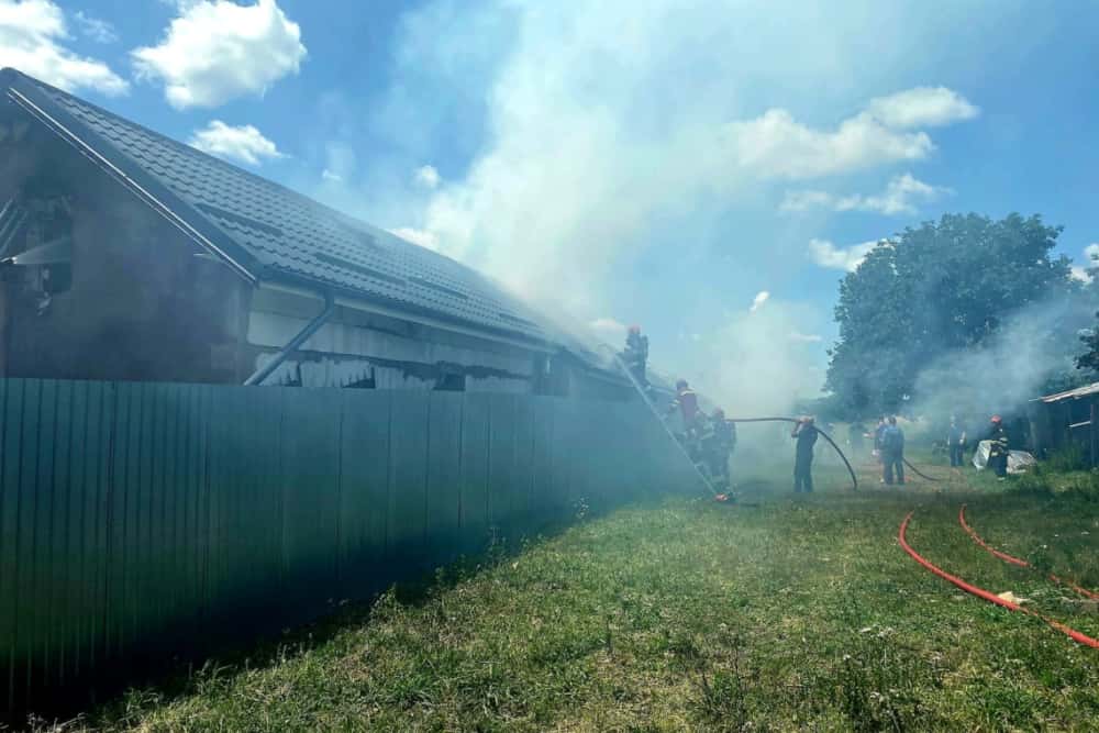 Locuință din comuna Florești, cuprinsă de flăcări. Pompierii au reușit să salveze parterul și bunuri din interior