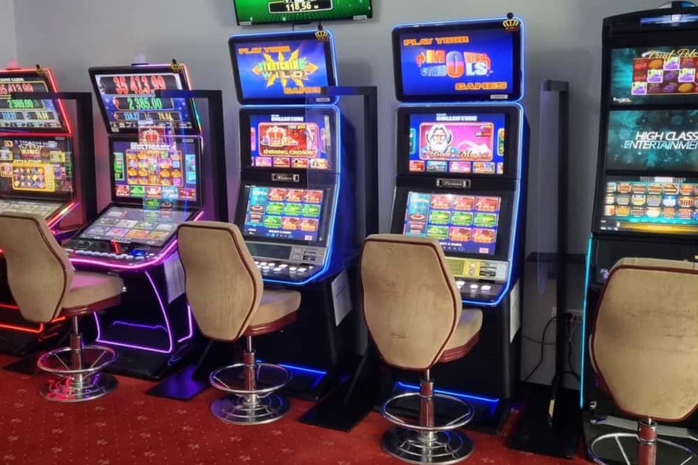 Guvernul Bolojan pasează problema autorizării sălilor de jocuri de noroc în curtea primăriilor