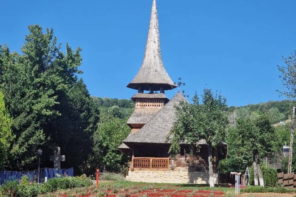 Târnosirea Bisericii de lemn „Sfinții Arhangheli Mihail și Gavriil” – un eveniment de profundă semnificație spirituală și istorică la Urlați