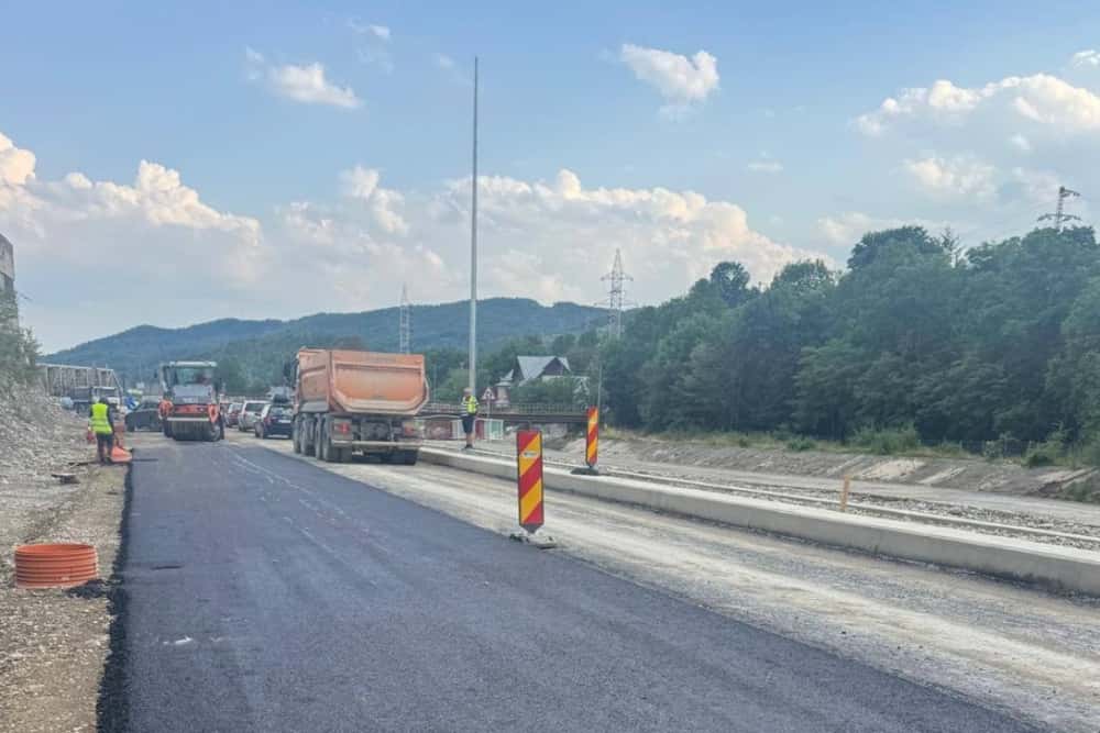 Pe centura Comarnic a început turnarea primului strat de asfalt