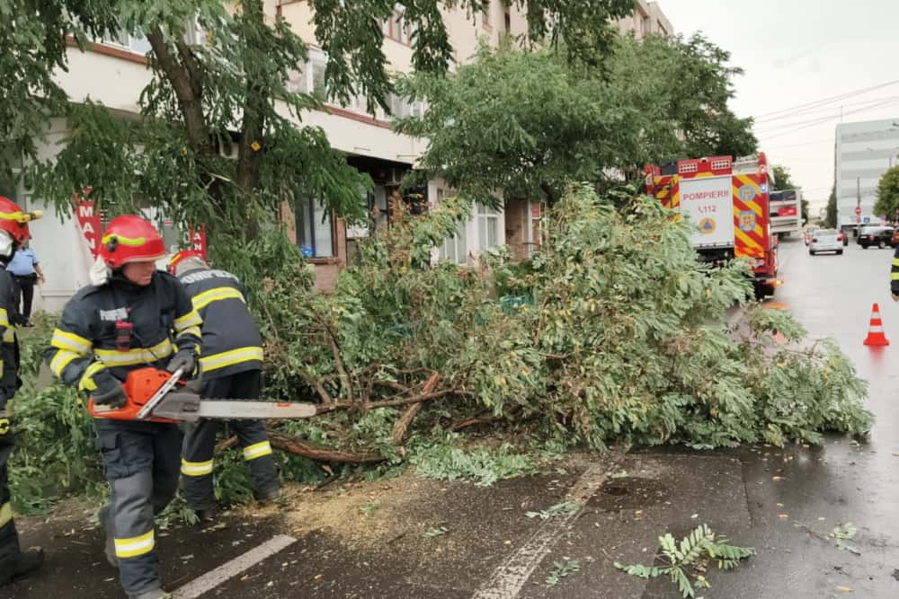 Pompierii, din nou la datorie după vijeliile care au măturat Prahova vineri după-amiază