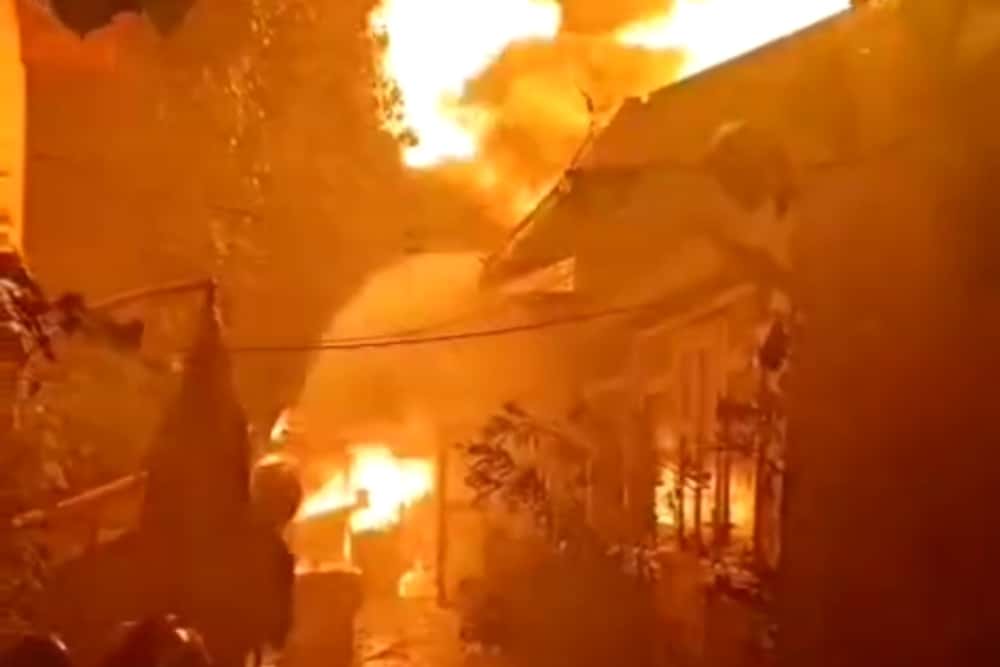 Incendiu de proporții în comuna Berceni. Două case și anexe, cuprinse de flăcări