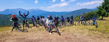 Azuga, epicentrul adrenalinei pe două roți! Cupa României la downhill are loc săptămâna viitoare