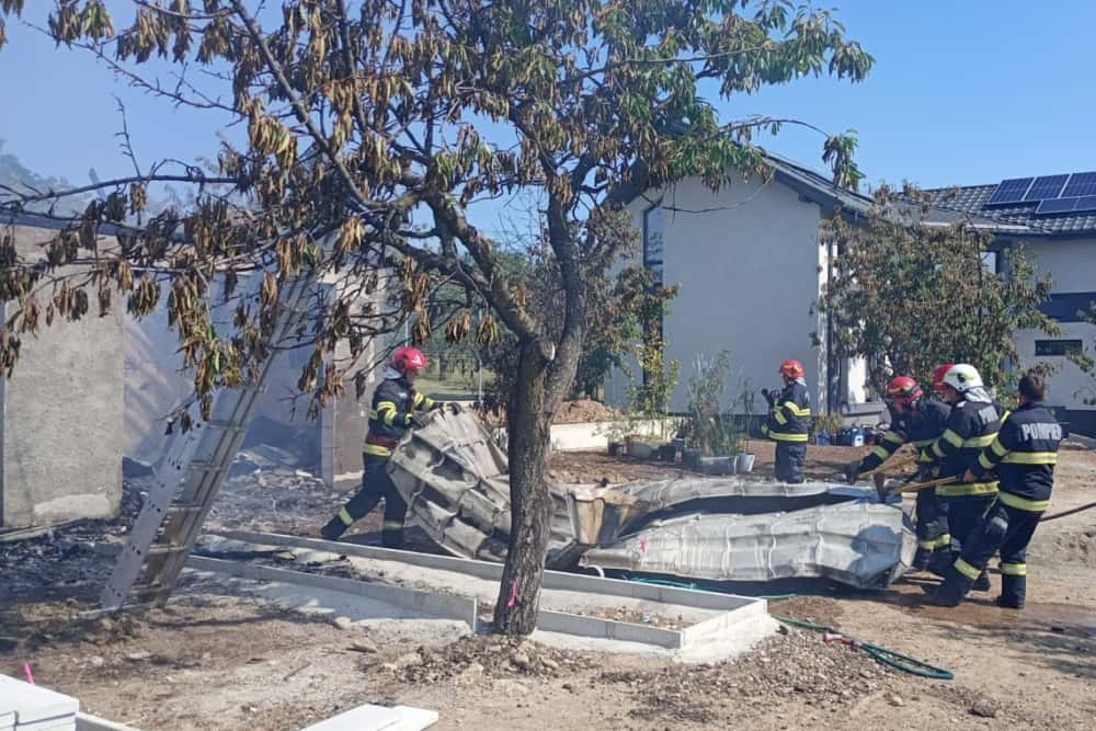 Incendiu la un garaj din Păulești, lichidat de pompierii militari. Scurtcircuit la panouri fotovoltaice, posibila cauză
