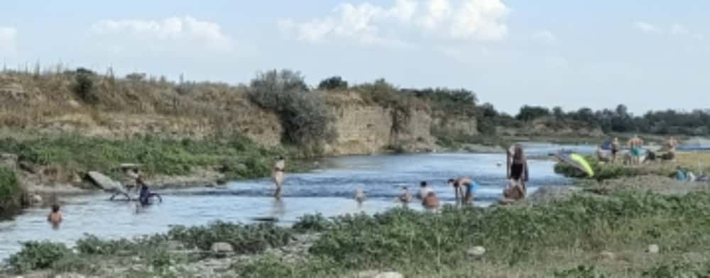 Canicula îi determină pe prahoveni să se scalde în apele Teleajenului. Ce pericole pot apărea pentru sănătate