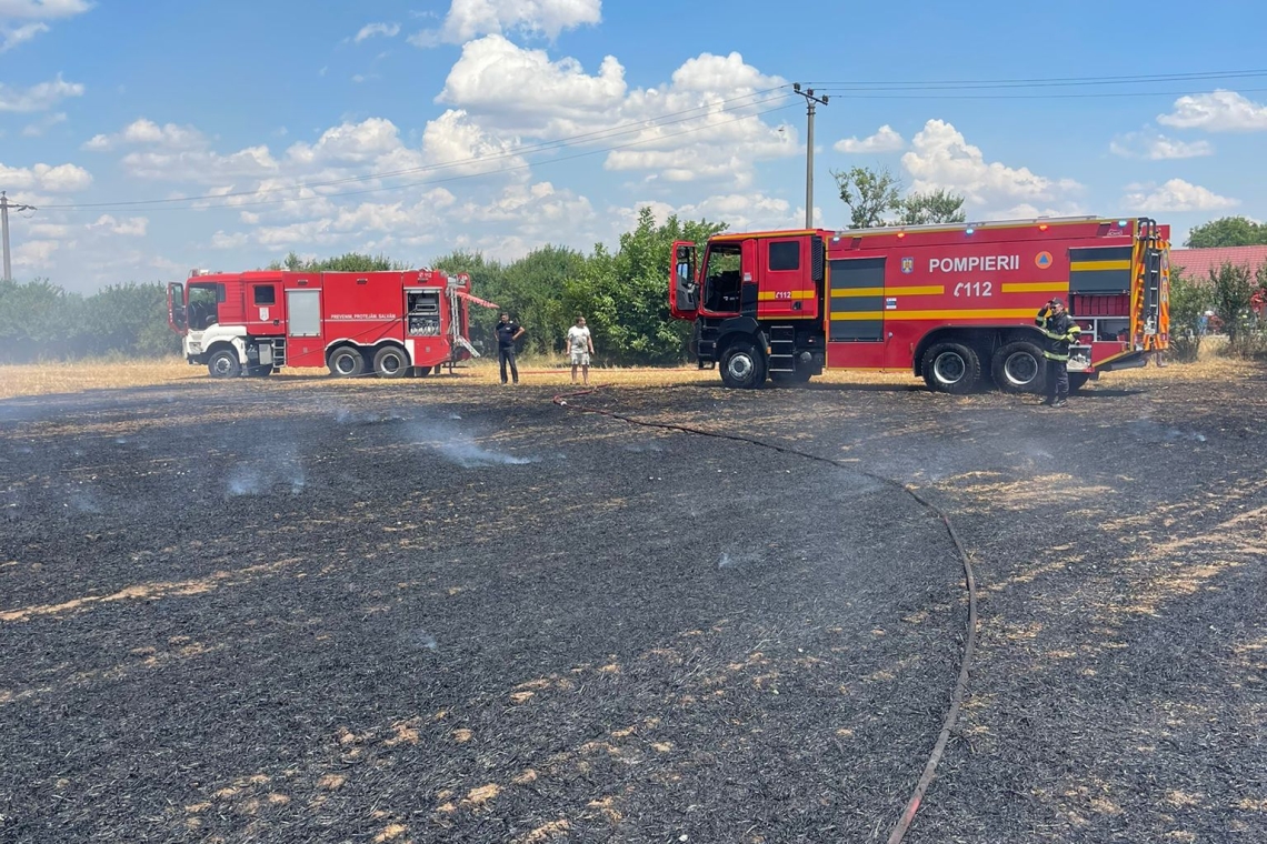 Incendiu de proporții pe un câmp din Bucov. 25 de hectare de teren, mistuite de flăcări