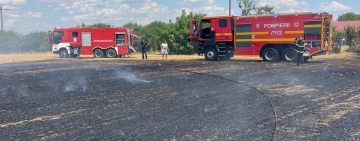 Incendiu de proporții pe un câmp din Bucov. 25 de hectare de teren, mistuite de flăcări
