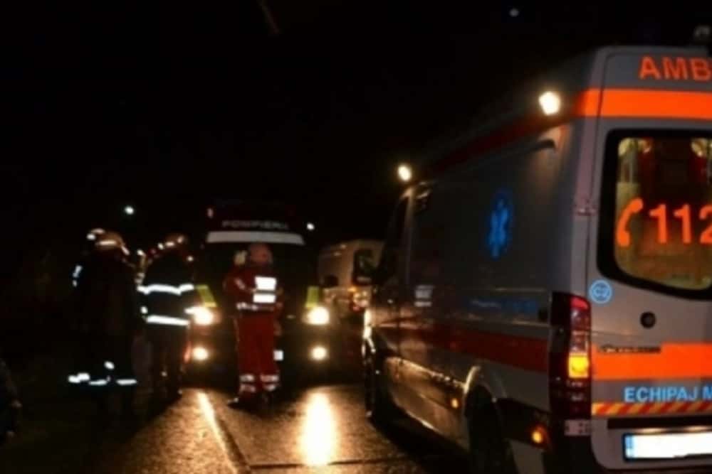 Copaci rupți și acoperișuri smulse de vânt, vineri seară, în timpul furtunii din Prahova. Un bărbat a fost rănit 