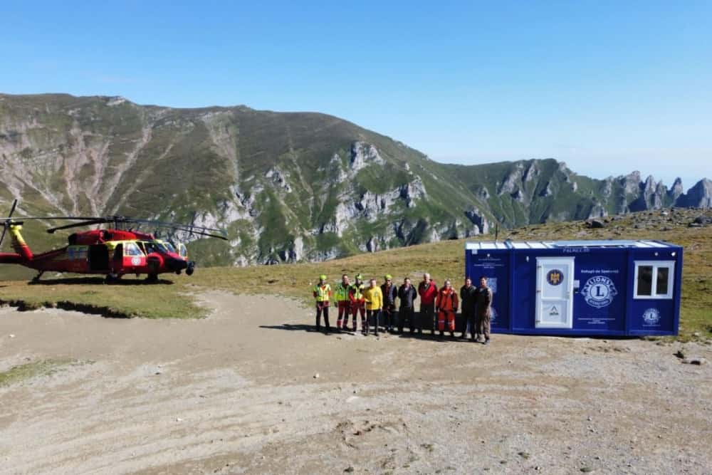 Primul refugiu din seria „Refugiu de Speranță” a fost amplasat în Munții Bucegi