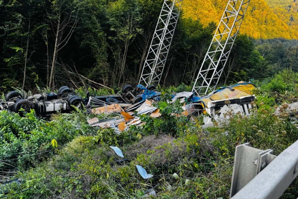 Trafic restricționat pe DN1, zona Posada, pentru scoaterea TIR-ului căzut în râpă