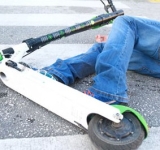 Sinaia | Un bărbat beat, găsit inconștient lângă o trotinetă, pe o stradă din stațiune