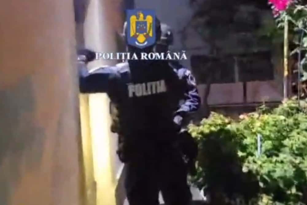 Țeapă de peste 100.000 lei cu extrase de cont false. Descinderi în București și Câmpina