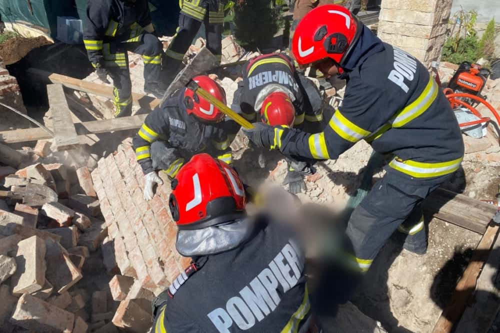 Un zid al unei clădiri a căzut peste doi bărbați, în Câmpina. Update: Una dintre victime a decedat