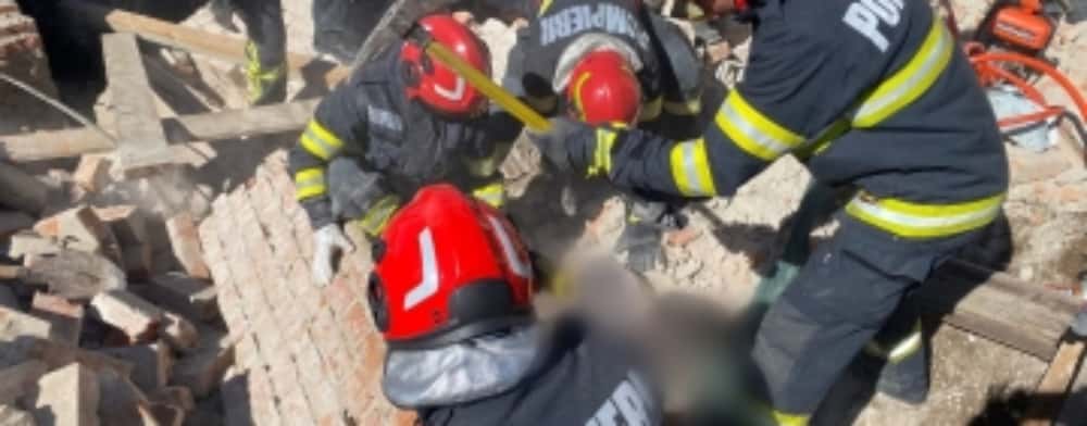 Un zid al unei clădiri a căzut peste doi bărbați, în Câmpina. Update: Una dintre victime a decedat