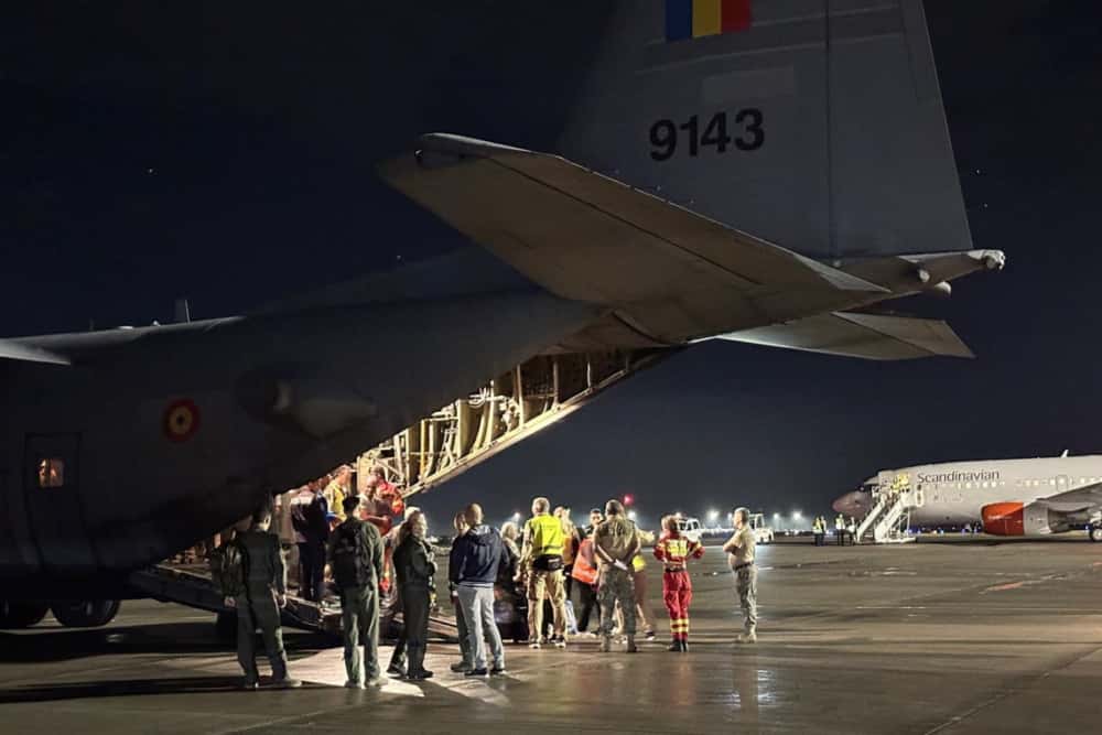 Zece copii palestinieni răniți în Fâșia Gaza, aduși în România cu o aeronavă militară