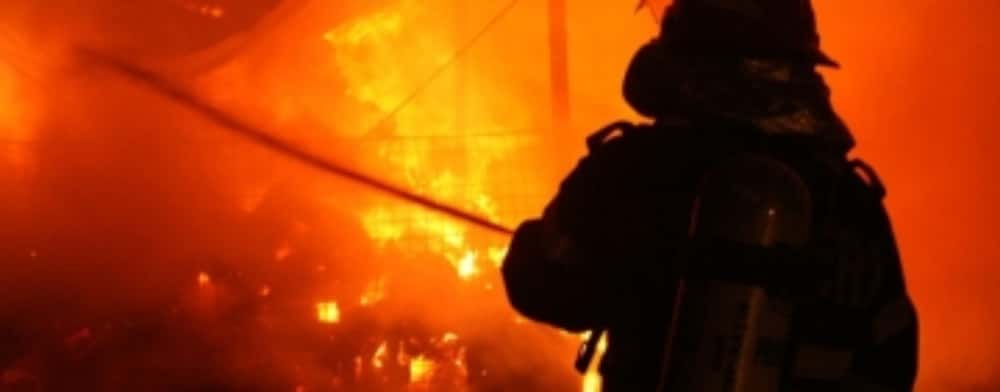 Două autoturisme incendiate pe o stradă din Ploiești, noaptea trecută