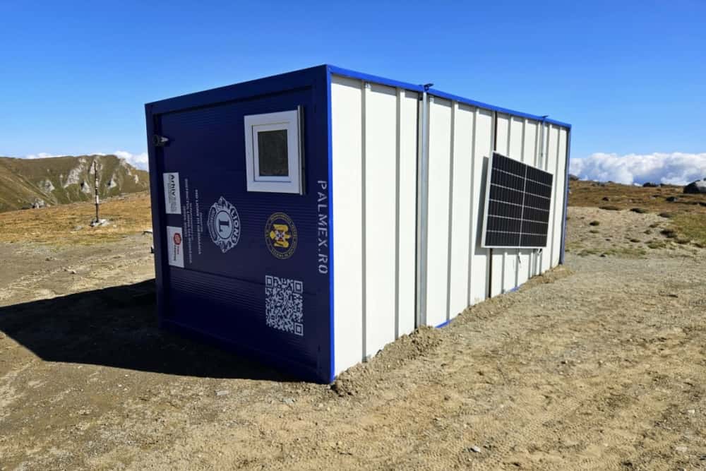 Refugiu montan de câteva tone, doborât de vânt, în Bucegi. Containerul fusese amplasat recent de Departamentul pentru Situații de Urgență