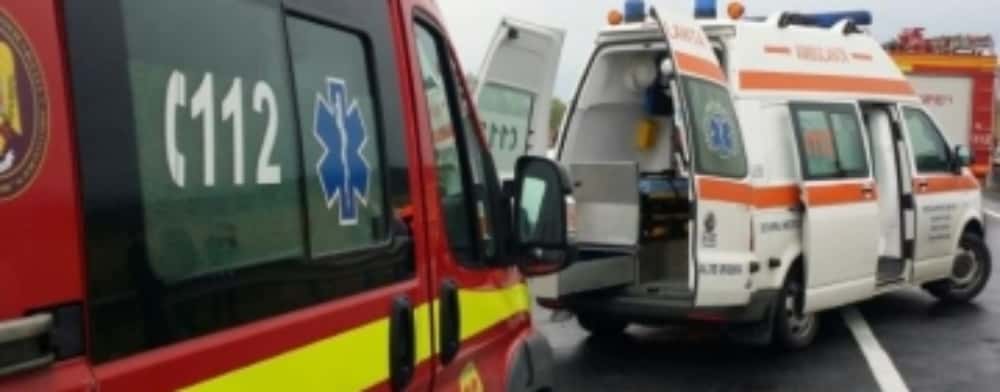Coliziune între un TIR plin cu pietriș și un autoturism, pe autostrada A3. Trei bărbați răniți