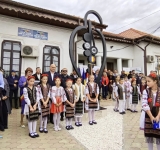 Valea Călugărească are un nou simbol al identității viticole: Monumentul „Paralela 45 – Ținutul vinurilor roșii”