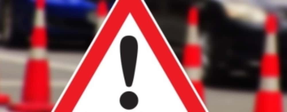 A intrat cu autoturismul într-un gard, în comuna Dumbrăvești. O femeie a fost rănită