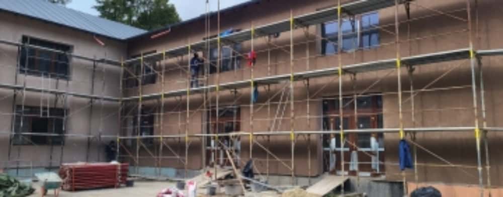 Modernizarea Liceului Teoretic Azuga, în impas: lucrările stagnează din cauza mobilizării insuficiente a constructorului
