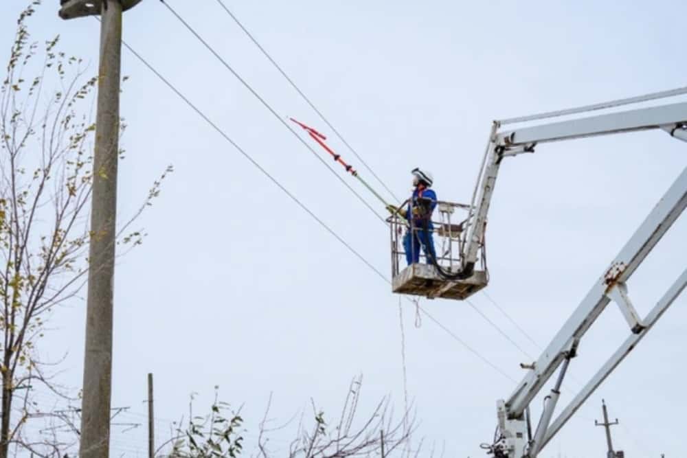 Avarii la rețeaua electrică, în trei localități prahovene. Peste 2100 de consumatori nu au curent