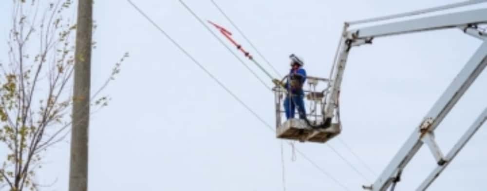 Avarii la rețeaua electrică, în trei localități prahovene. Peste 2100 de consumatori nu au curent