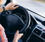 Un ploieștean, cercetat penal după ce și-a lăsat fiul de 12 ani să conducă autoturismul pe un drum public