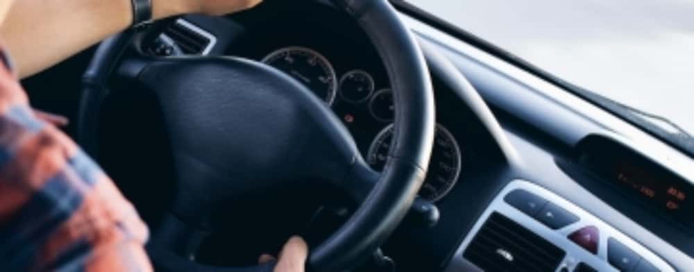 Un ploieștean, cercetat penal după ce și-a lăsat fiul de 12 ani să conducă autoturismul pe un drum public