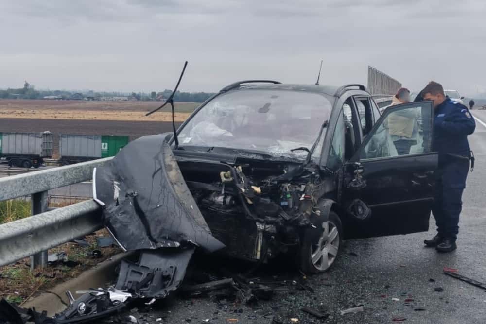 Accident grav la Râfov: doi oameni încarcerați după impactul dintre două autoturisme