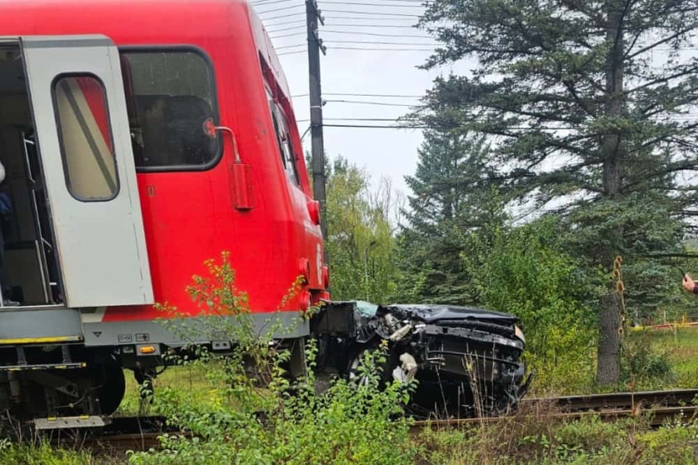 Un autoturism a fost lovit în plin de tren, la Slănic - zona Prăjani