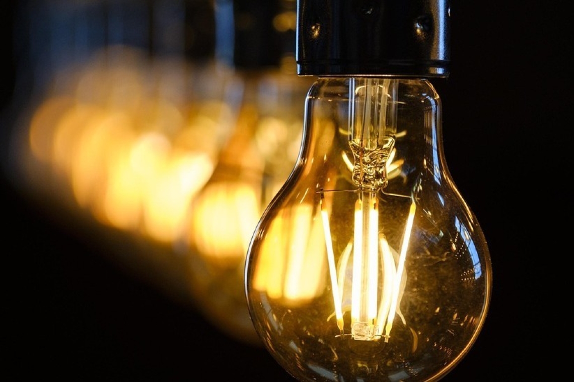 Bărbat de 70 de ani, prins în flagrant în timp ce fura zeci de becuri decorative din centrul Ploieștiului