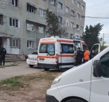 Scandal la blocul social de pe strada Rafinorilor. O persoană a avut nevoie de îngrijiri medicale