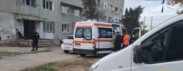 Scandal la blocul social de pe strada Rafinorilor. O persoană a avut nevoie de îngrijiri medicale