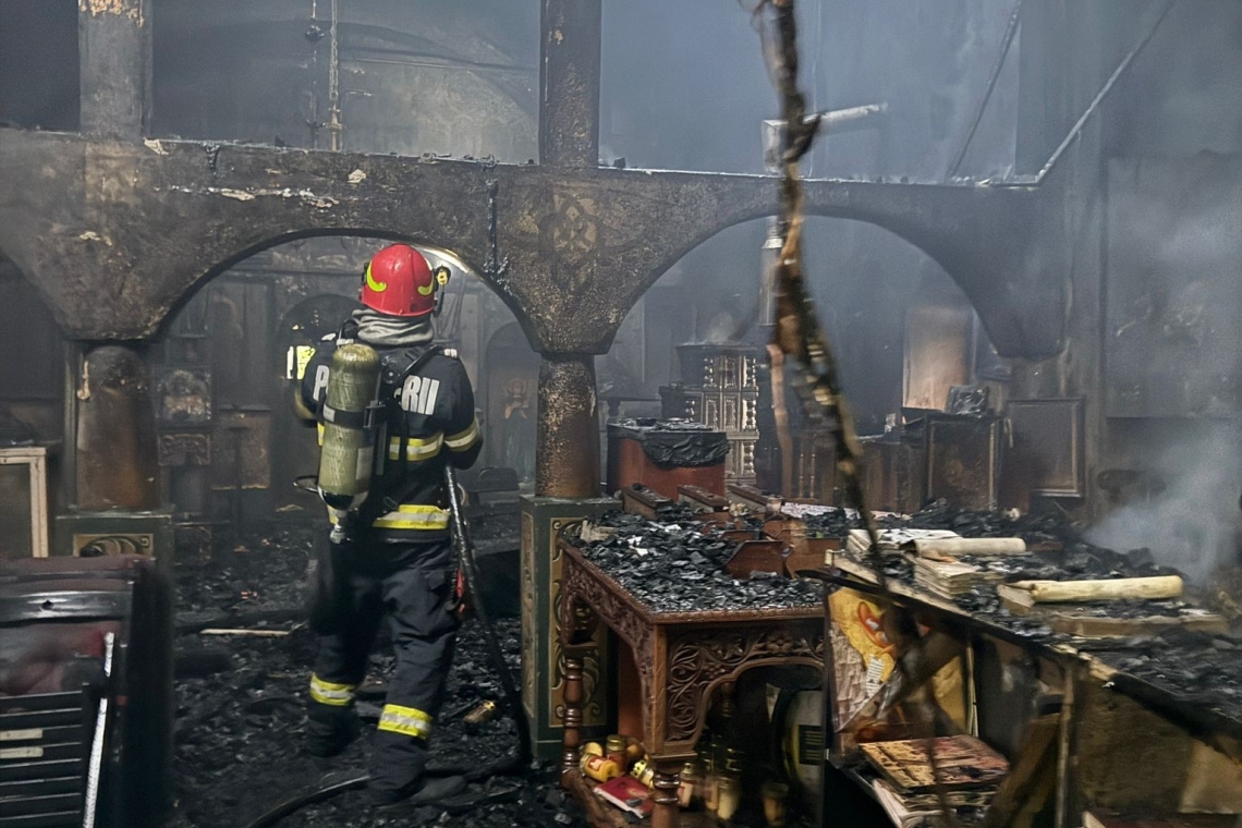Părintele Galeriu a slujit la biserica istorică din Poienarii Burchii, mistuită luni de flăcări