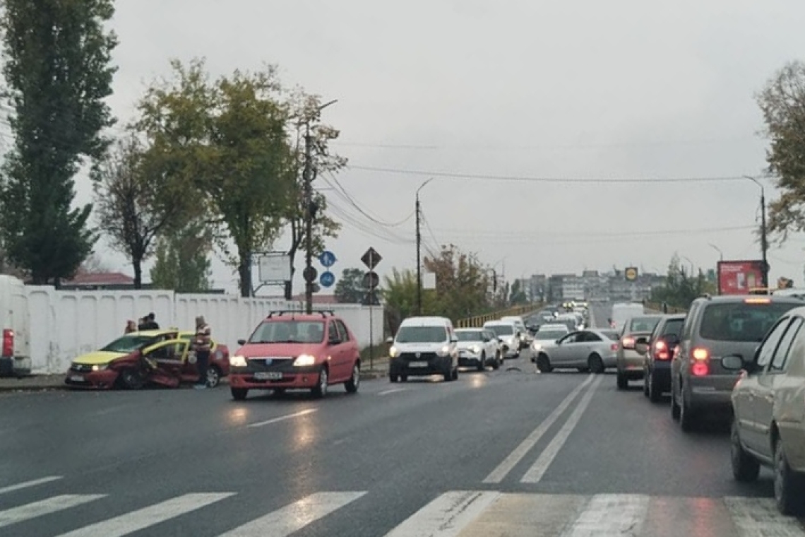 Un taximetrist și clienții săi, răniți într-un accident produs pe strada Ștrandului din Ploiești