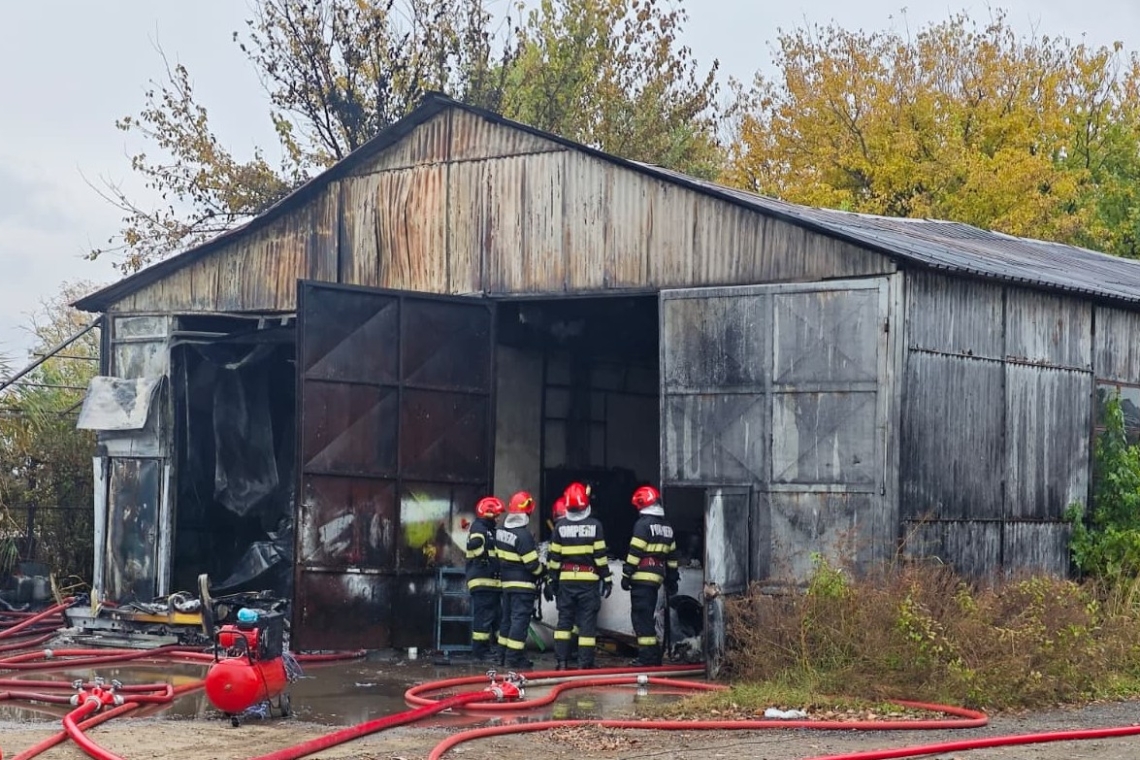 UPDATE/ Pompierii au stins incendiul din Albești Palelologu. S-a reluat și circulația pe DN1D