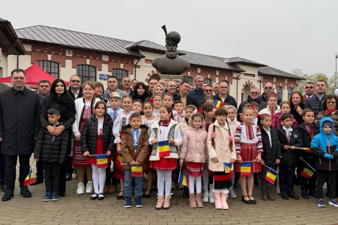 Monumentul domnitorului Mihai Viteazul, inaugurat și sfințit la Tomșani, de Sfinții Arhangheli Mihail și Gavriil