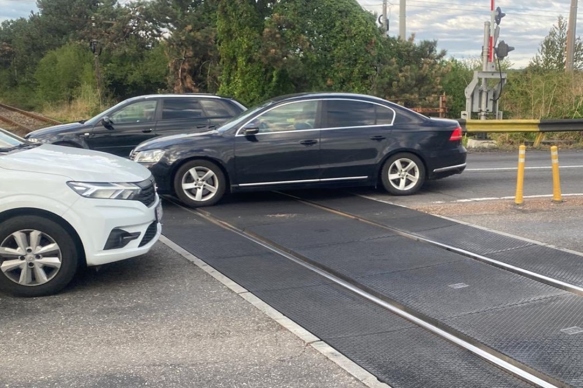 Lucrările la trecerea la nivel cu calea ferată de la Movila Vulpii, amânate. Prefectul Prahovei cere soluții rapide pentru reducerea disconfortului rutier