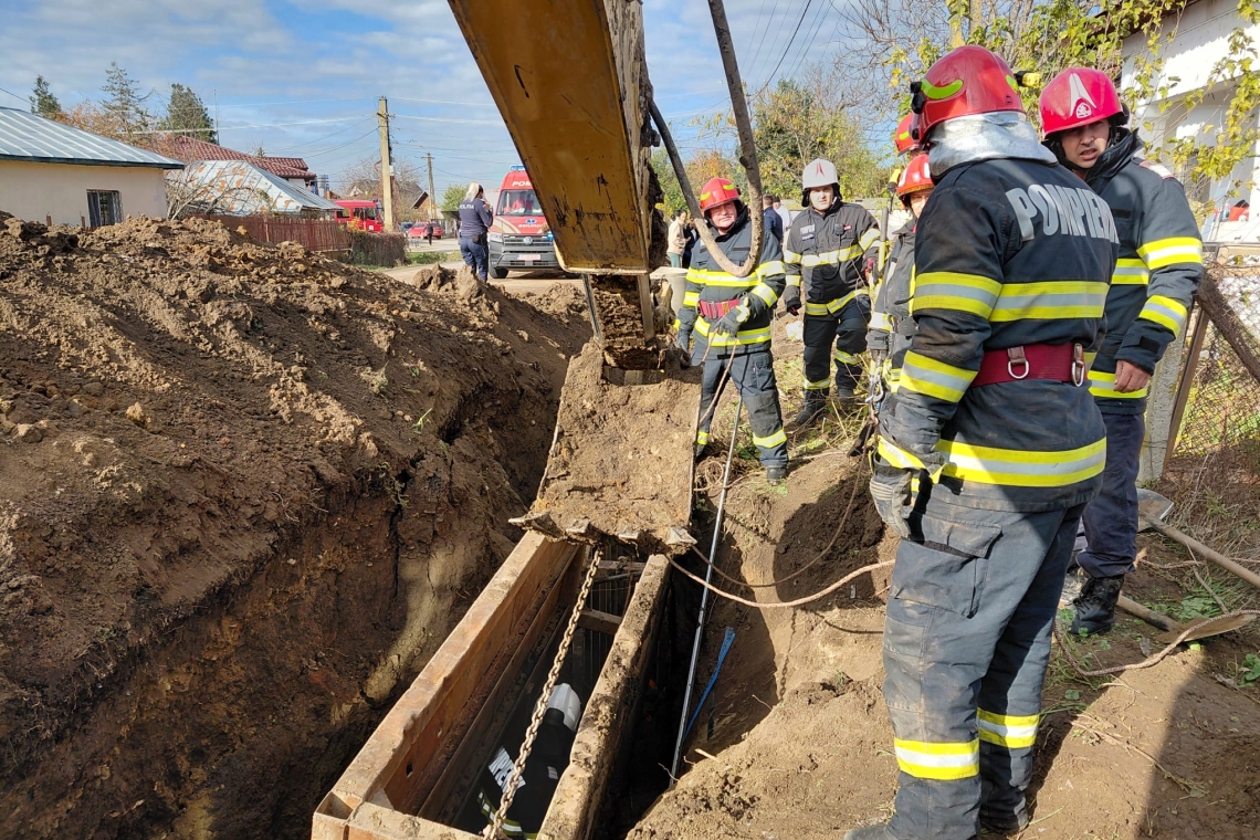Accident grav în Gherghița: doi muncitori prinși sub un mal de pământ în timp ce săpau un șanț