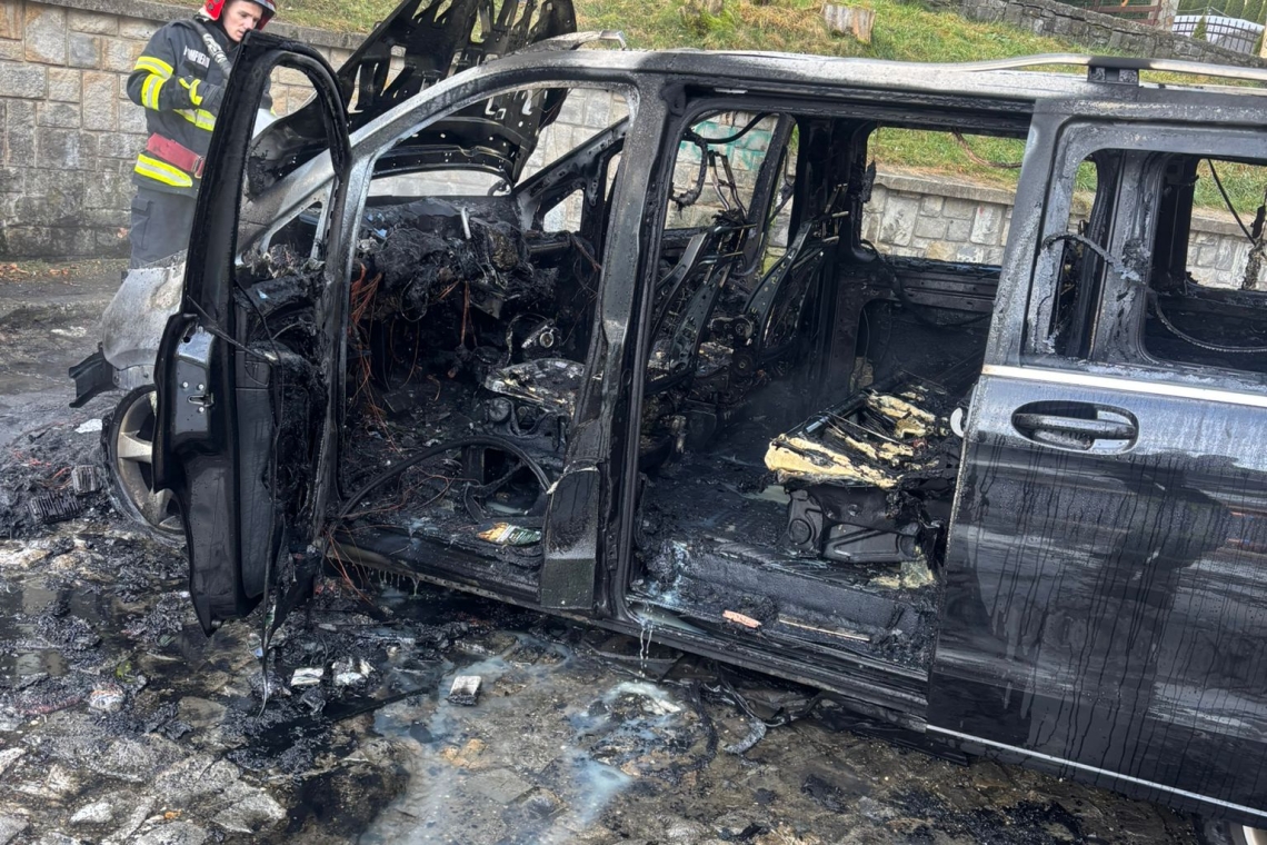 Un autovehicul a ars într-o parcare de lângă Castelul Peleș