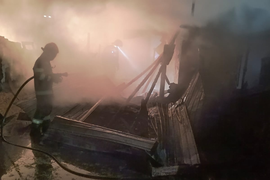 UPDATE/ Incendiu puternic în Brătășanca: două locuințe afectate și două persoane asistate medical