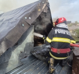 Incendiu într-o gospodărie din satul Tinosu. Pompierii au intervenit rapid și au limitat pagubele