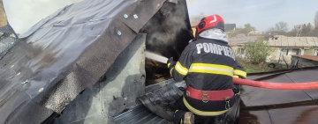 Incendiu într-o gospodărie din satul Tinosu. Pompierii au intervenit rapid și au limitat pagubele