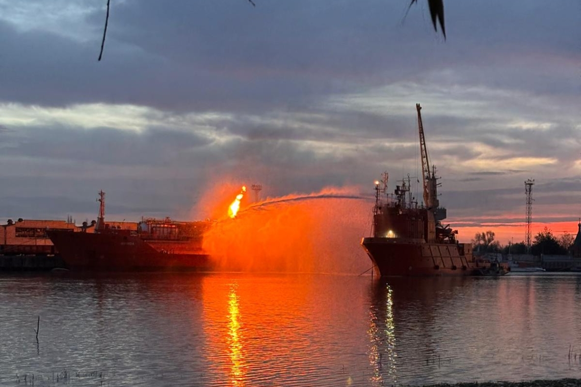 Situația rămâne critică în județul Tulcea, la granița cu Ucraina, din cauza navei cu GPL care a luat foc