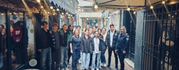 Tinerii din Ploiești, față în față cu polițiștii, la o cafea: discuții deschise despre siguranță, violență și responsabilitate