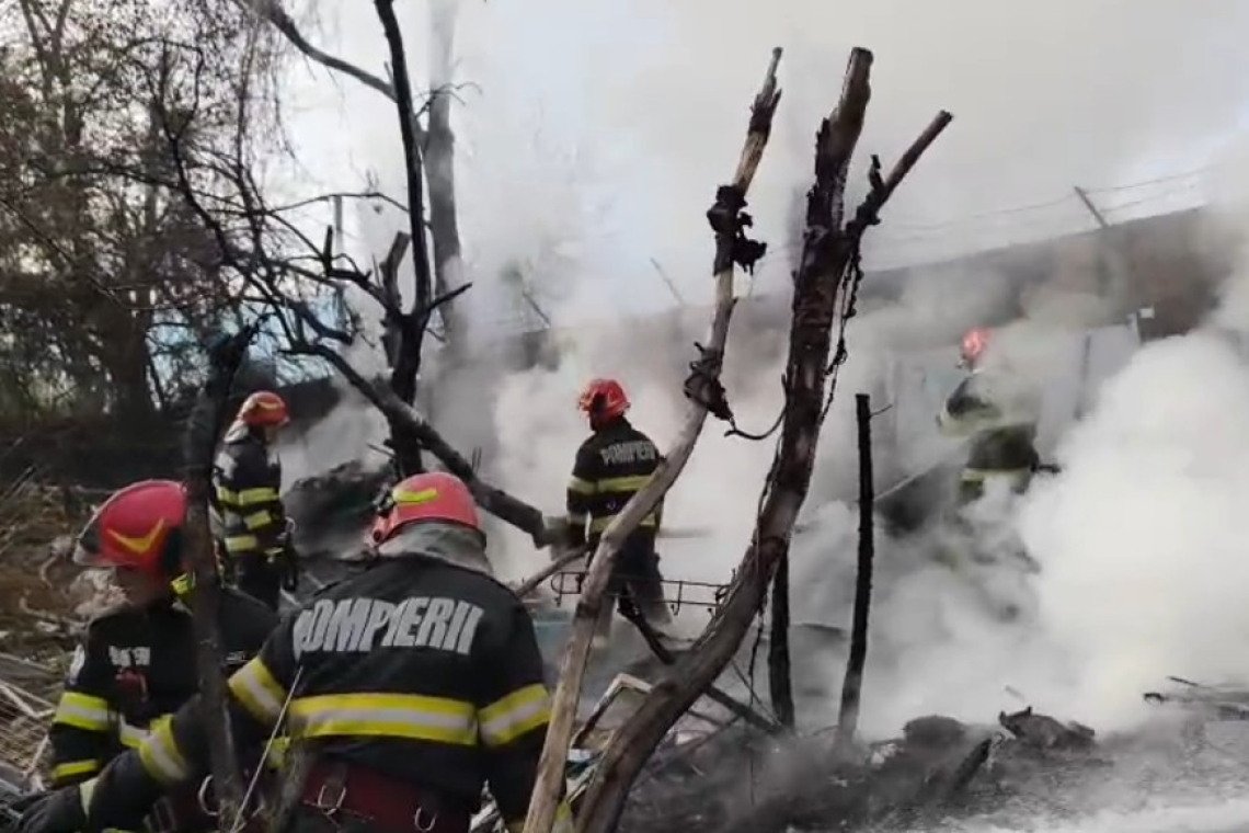 Update/Incendiu de vegetație și gunoaie în zona Podul Înalt din Ploiești. Pompierii intervin cu două autospeciale