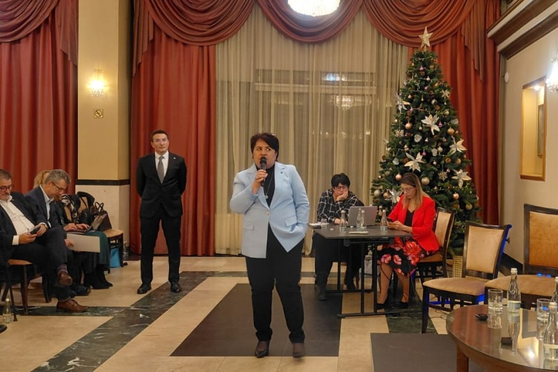 Dezbatere transformată în prezentare comercială. Senatorul USR Aurel Oprinoiu a folosit tema poluării din Ploiești pentru a promova „nasurile electronice”