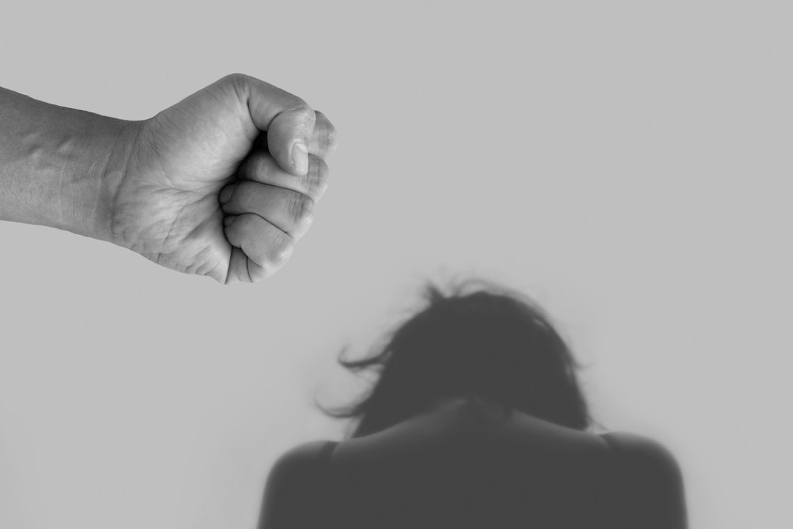 Bărbat din Comarnic, plasat în arest la domiciliu pentru violență în familie și lipsire de libertate