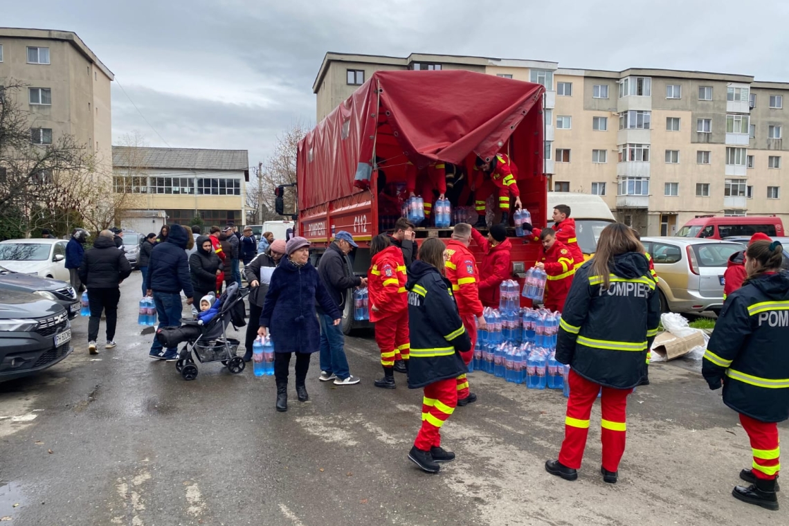 Voluntarii ISU Prahova continuă să vină în sprijinul locuitorilor afectați de criza apei